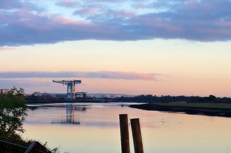 File:Glasgow, Sunset River Clyde bei Beardmore Hotel (24745025758).jpg