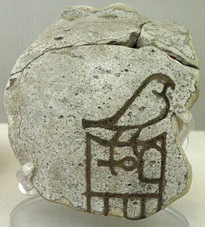 Fragmento de vaso de faiança inscrito com o nome de Hórus Aha, em exposição no Museu Britânico