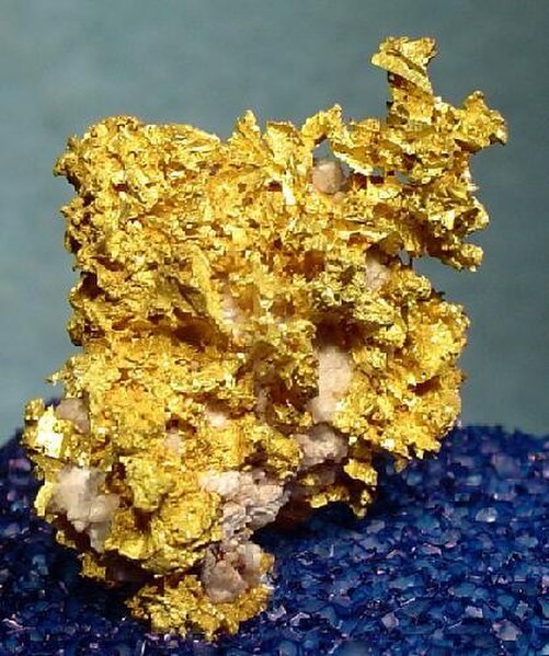 Old gold specimen from an unknown Yavapai County mine. Size: 2.0 cm × 1.8 cm × 1.7 cm (0.8 in × 0.7 in × 0.7 in).