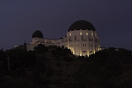 L'observatoire Griffith vu d'en bas et de nuit.