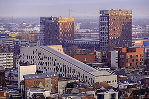 De Kop van Oost gezien vanaf Forum Groningen met ervoor het gebouw De Bastille aan het Damsterdiep.