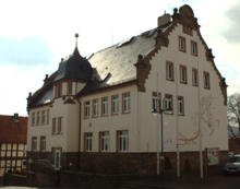 Das heutige Rathaus in Großenlüder war zuvor Schulgebäude