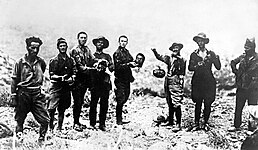 Troupes de la Légion espagnole exhibant des têtes de Rifains décapités.