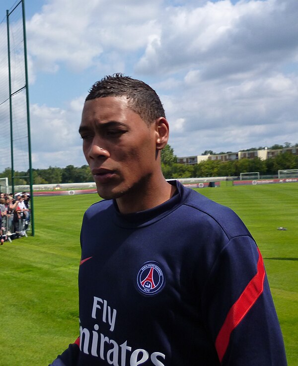 Hoarau during a training session with Paris Saint-Germain in 2011