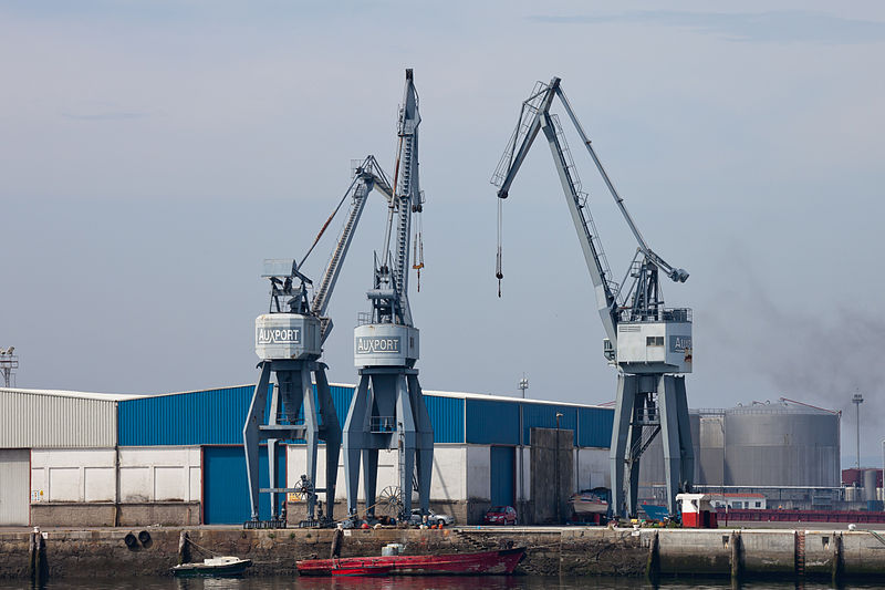 File:Guindastres no porto de Vilagarcía de Arousa. Galiza-V15.jpg