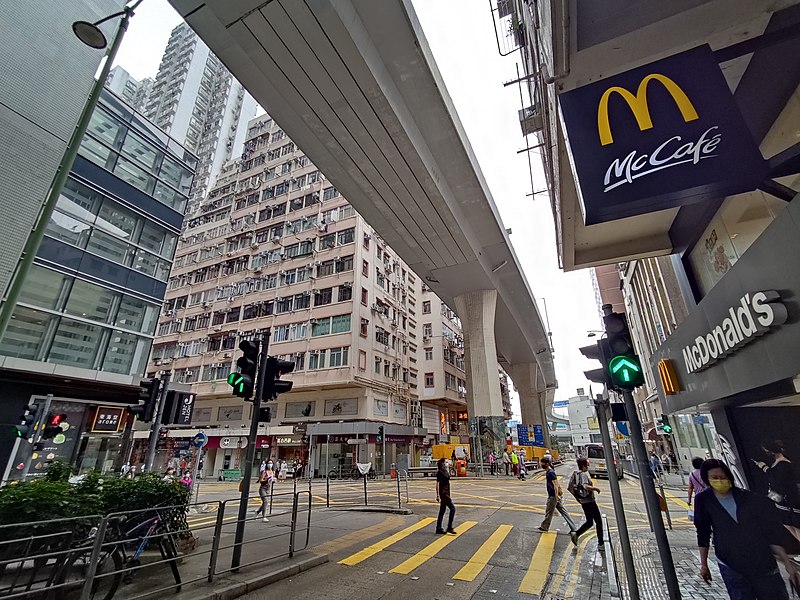 File:HK STT 石塘咀 Shek Tong Tsui 山道 Hill Road Bridge Sun On Building McDonald's Restaurant sign Queen's Road West Yip Cheong Building March 2022 Px3.jpg