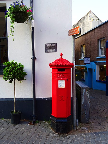 File:H H B Lee Plaque and Penfold Pillar Box - Tudor Square Tenby SA70.jpg