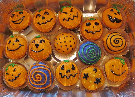 Halloween cupcakes - pumpkin cake (6821031097)