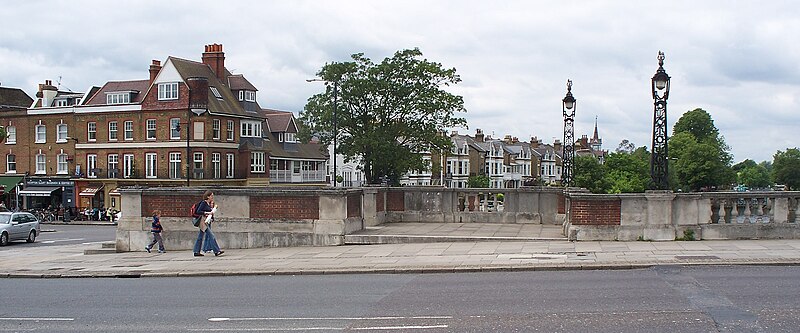 File:Hampton Court tollbooth site.JPG