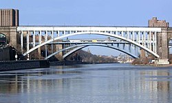 Drei Harlem River Brücken (von vorne nach hinten): High Bridge, Alexander Hamilton Bridge, Washington Bridge. Links Washington Heights, rechts die Bronx