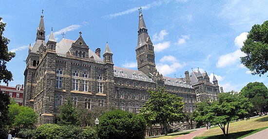 Grundlagt i 1789 Georgetown University er den ældste katolske og jesuitiske institution for videregående uddannelser i USA og tilbyder med INSEEC en executive MBA i menneskelige ressourcer.  På dette billede Healy Hall, der huser klasseværelser og universitetets ledelsesorgan.