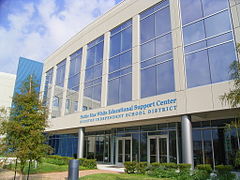 Le Hattie Mae White Educational Support Center (HMWESC), le siège du District Scolaire Indépendant de Houston.