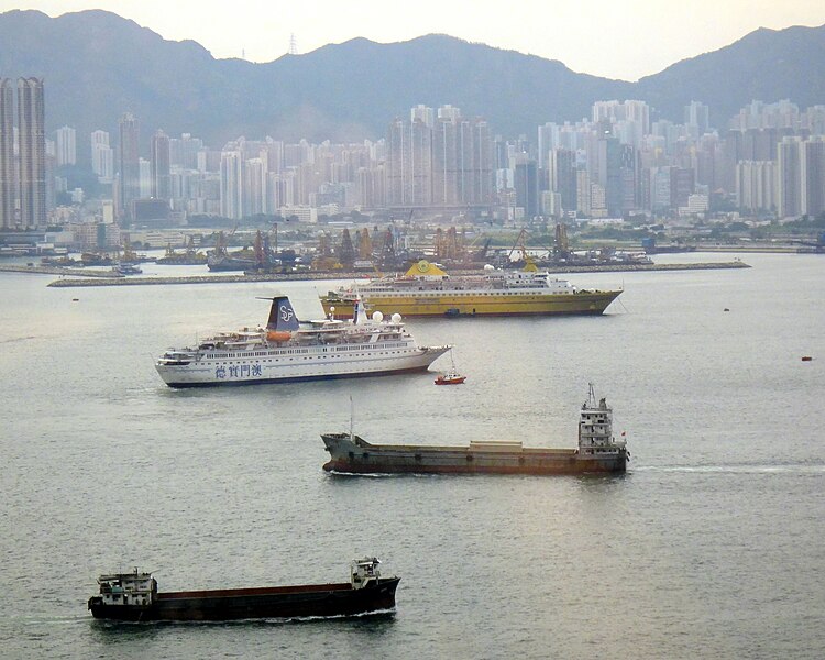 File:Hongkong during typhoon utor 12.08.2013 20-41-38.JPG