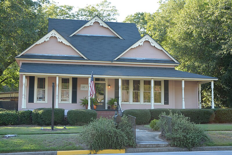 File:House at 1010 Love Ave, in the Tifton Residential Historic District, Tifton, GA, US.jpg