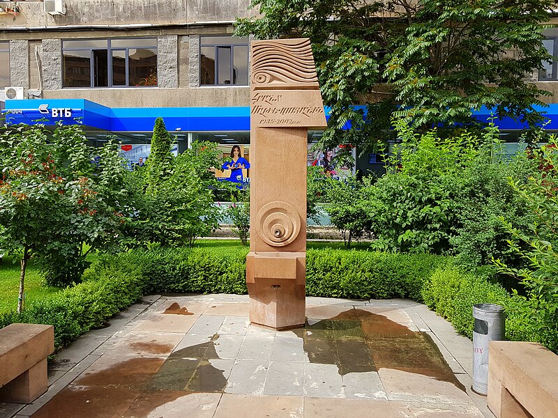 File:Hrant Matevossian Monument, Pushkin Street, Yerevan (2).jpg