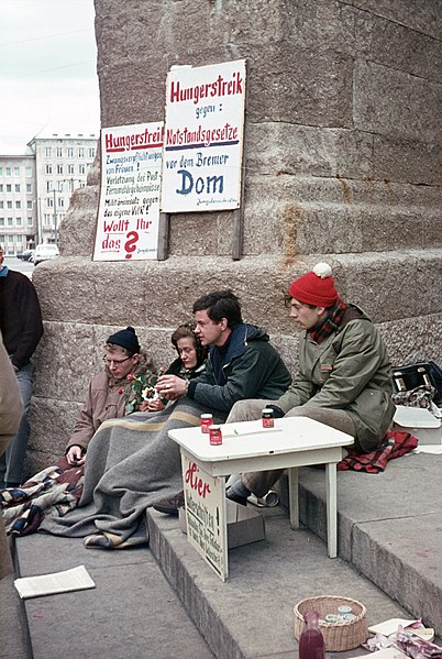 File:Hungerstreik gegen die Notstandsgesetze.jpg