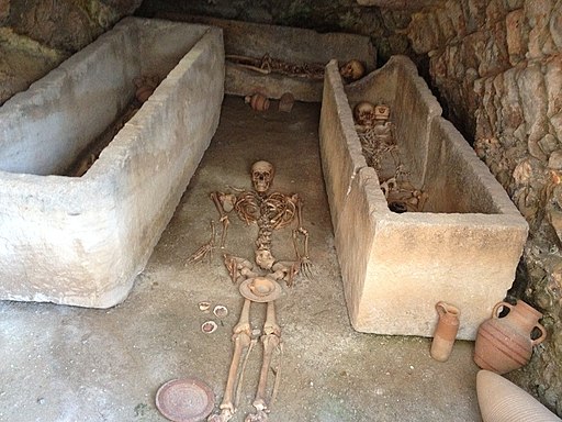 Hypogeum+Skelett,Necropolis,Ibiza