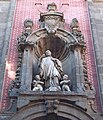 Statue sur la façade de l'église de San Gaetano à Madrid