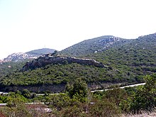 Leucograniti nel Sulcis meridionale (Teulada, al confine con il territorio di Domus de Maria): Punta Ladixeddas, a sinistra, e Monte Corilla, sullo sfondo a destra.
