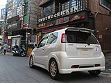 日本国内仕様のナンバープレートを装着したまま韓国を走行する、日本登録車両の例
