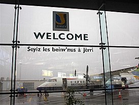 Jerseyn lentokentän kyltit Jèrriais.jpg:ssä