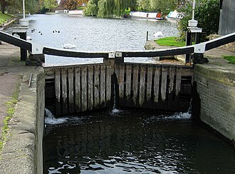 Jesus Lock on the River Cam at Jesus Green. JesusGreenLock-Cambridge.jpg