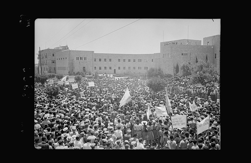 Fichier:Jewish protest demonstrations against Palestine White Paper, May 18, 1939. Demonstrators passing the buildings of the Zionist Executive (Jerusalem) LOC matpc.18348.jpg