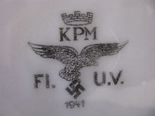 Bodenmarke der KPM unter einer Servierplatte des Fliegerhorstes Wietzenbruch von 1941