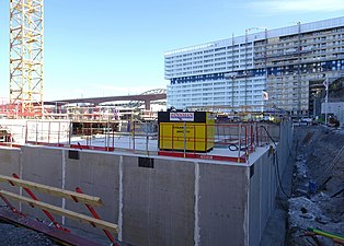 Grundläggningsarbeten, i mars 2018. I bakgrunden syns Brohuset.