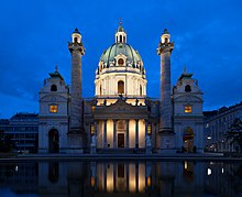 Ficheiro:Karlskirche_Wien_abends.jpg