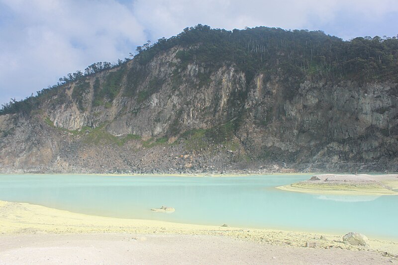 File:Kawah Putih 04.jpg