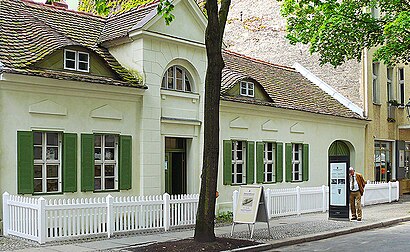 So kommt man zu Keramik-Museum Berlin mit den Öffentlichen - Mehr zum Ort Hier