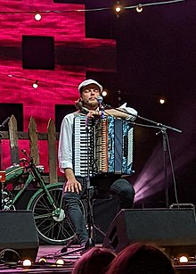 Kulno Malva esinemas 2022. aasta Viljandi pärimusmuusika festivalil Mäeotsa kapelli koosseisus.