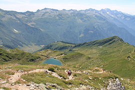 Vue du lac Noir en contrebas du Petit Arc ; au fond, les versants septentrionaux du chaînon de la Lauzière.