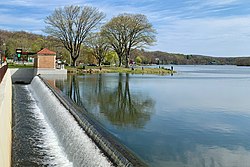 Přehrada Lake Musconetcong Dam, Netcong, NJ.jpg