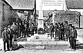 Lanouée ː le maire et les membres du conseil municipal devant le monument aux morts vers 1925 (carte postale).