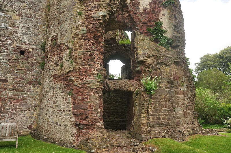 File:Laugharne Castle (5805).jpg