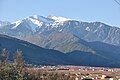 Blick über Vinça auf den Pic du Canigou