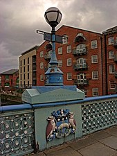 Leeds Bridge arms and lamp post