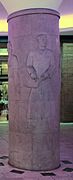 Messehofpassage, „Pilzsäule“ mit Darstellungen des arbeitenden Menschen von Alfred Thiele
