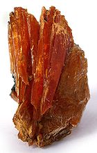 ラドロッカイト (Ludlockite) が含有することによって赤褐色に彩られたライテ石（英語版）（亜鉛のヒ酸塩鉱物）とヒ酸水素鉛(II)。ツメブ鉱山は両方の種の基準産地である　サイズ 2.8 x 1.8 x 1.2 cm.