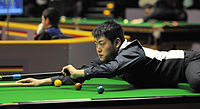 Deutsch: Bild aufgenommen in Berlin während des German Masters im Snooker 2014. Liang Wenbo. English: Picture taken in Berlin during the Snooker German Masters in 2014. Liang Wenbo.