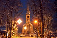 Decorazione natalizia di fronte alla chiesa di Weissenbach an der Triesting