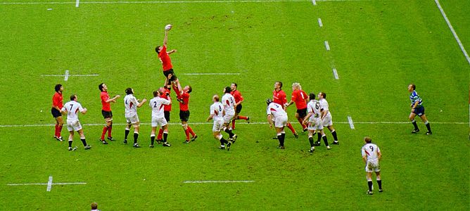 ウェールズ（赤）がイングランドにラインアウトで勝った様子（2004年シックス・ネイションズ）。イングランドは空中でボールを競ることを選択せず、ボールキャリアが着地した時に突進する準備をしている。