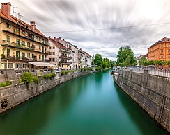 Ljubljanica set fra Cobblerbroen i Ljubljana