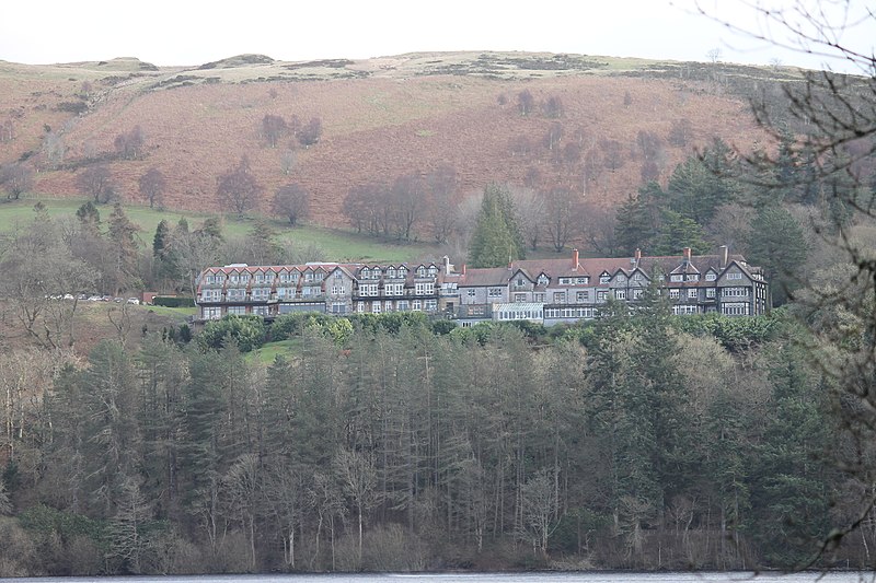 File:Llyn Llanwddyn - Vyrnwy Dam, Powys, Wales built over a village to supply water to Liverpool 04.jpg