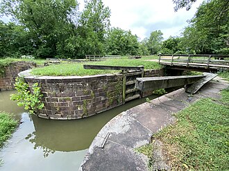 canal lock dengan jembatan di atas itu