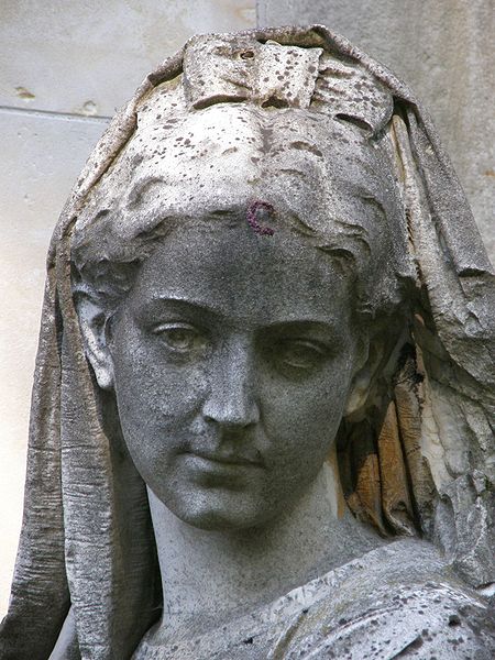 File:Luisenfriedhof III - Grab Baresel, Skulptur (Detail).jpg