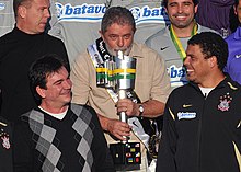 Ronaldo celebra la vittoria della Coppa del Brasile 2009 con il presidente brasiliano Lula (al centro)