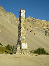 photo en couleur d'un monument en pierre indiquant l'altitude du col